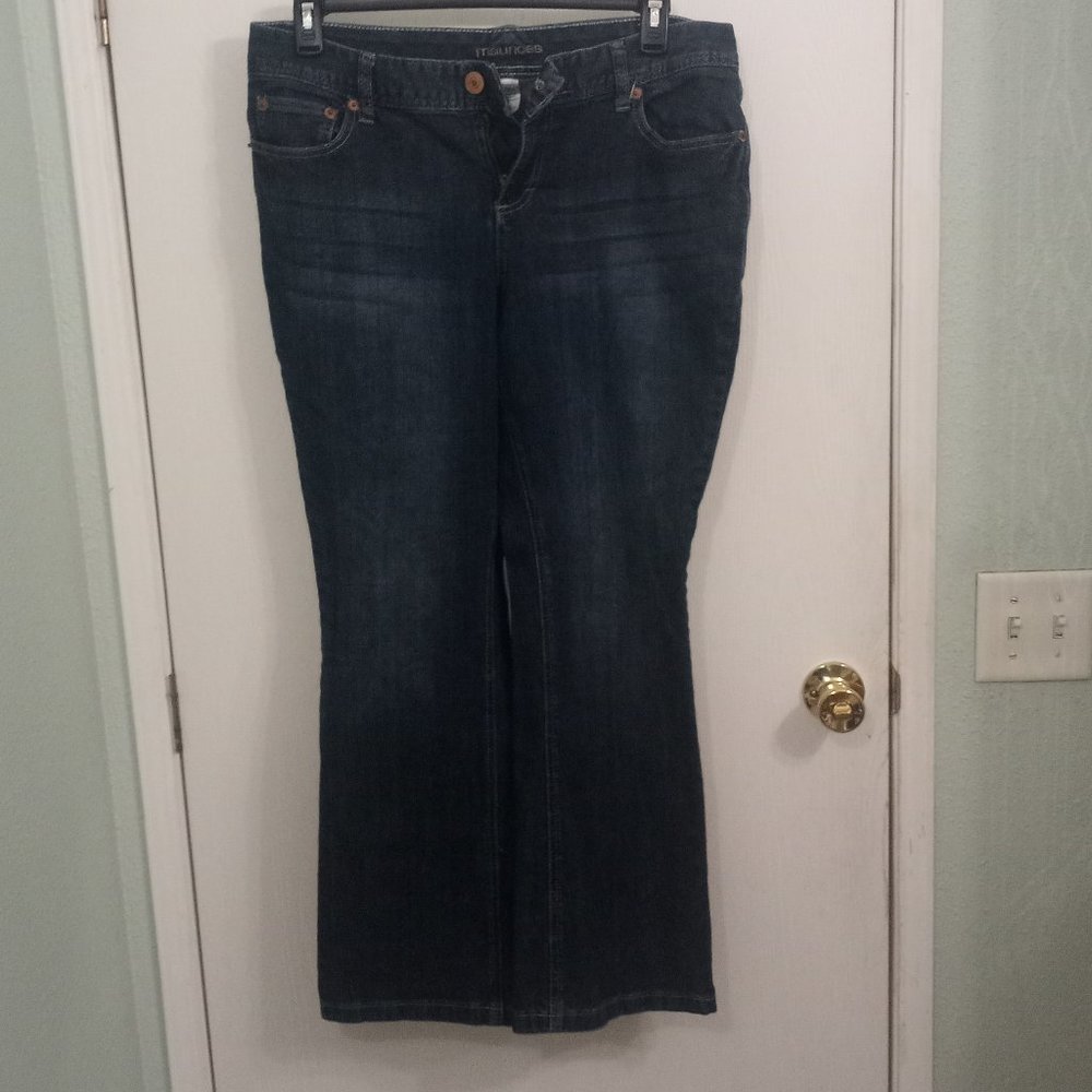 Maurices - Womens Curvey Jeans - Size 14 Short - Straight Legs